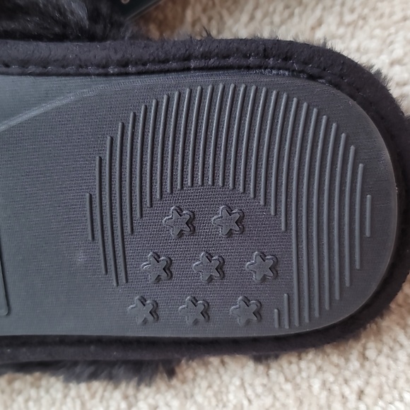 Snugleaves Black Fuzzy Slippers Size 9-10 NWT - Picture 14 of 14